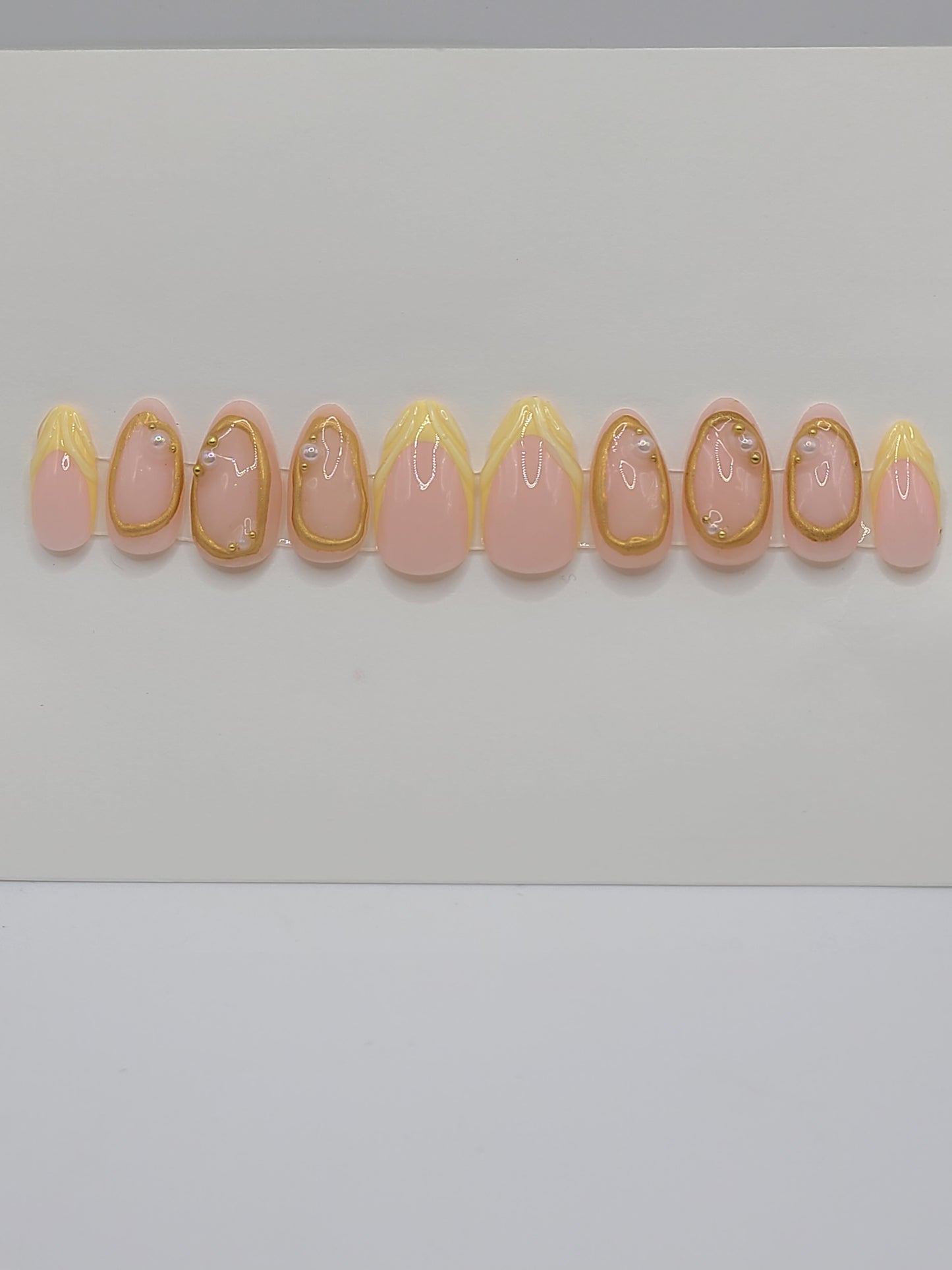 Golden Butter (20 pieces, Medium Almond Press on Nails)