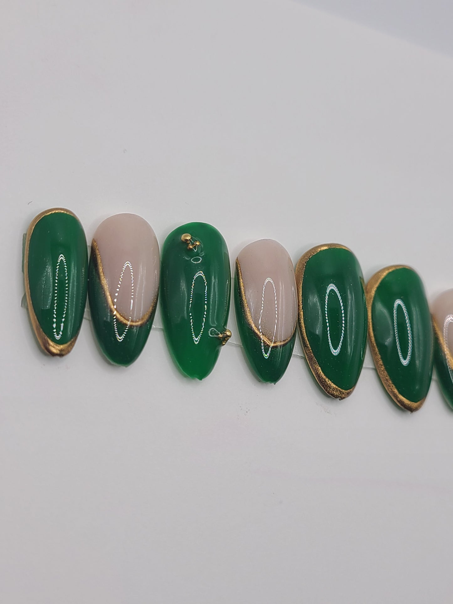 Emerald Luxe ( 10 pieces, Medium Almond Press on Nails)