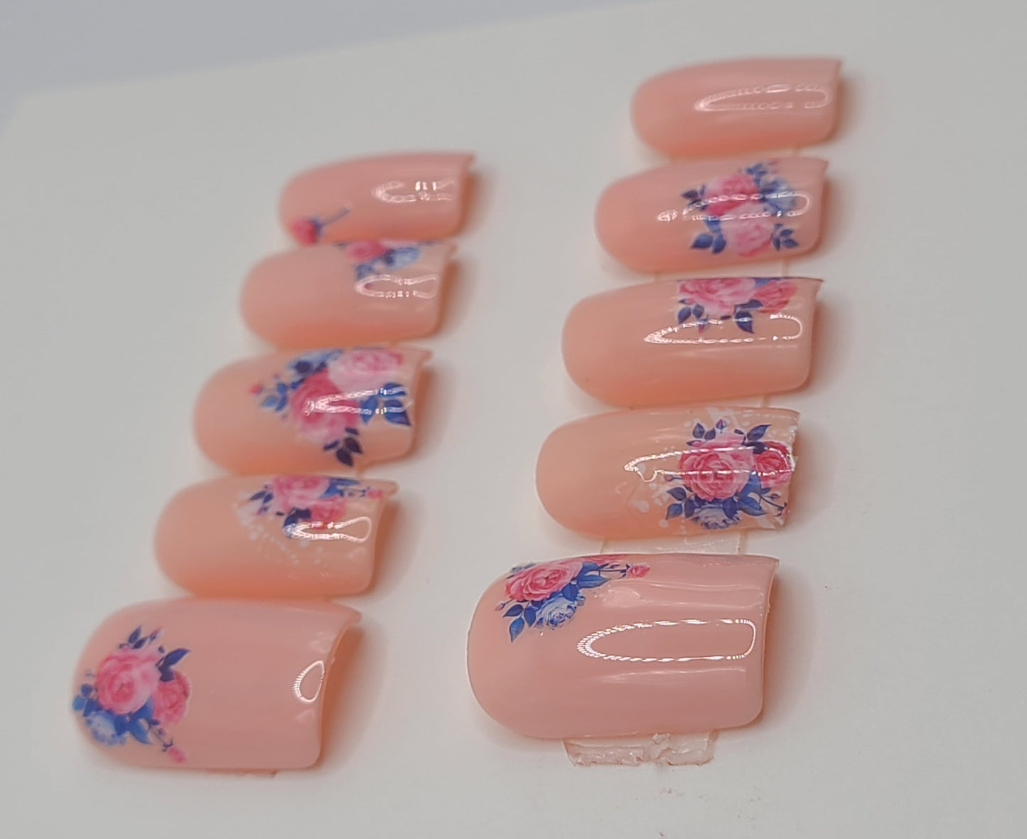 Petal Whispers (16 pieces, Short Square Press on Nail)