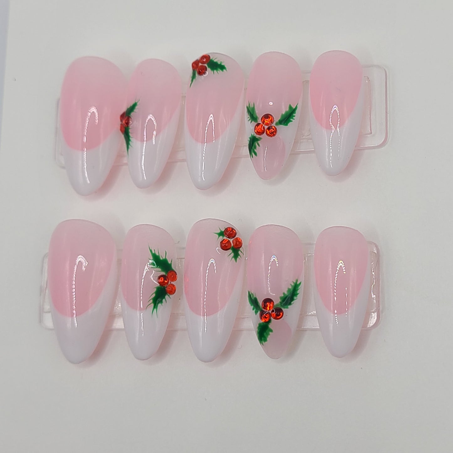 Mistletoe Kiss French – White French Christmas (10 Piece Press-On Nails)