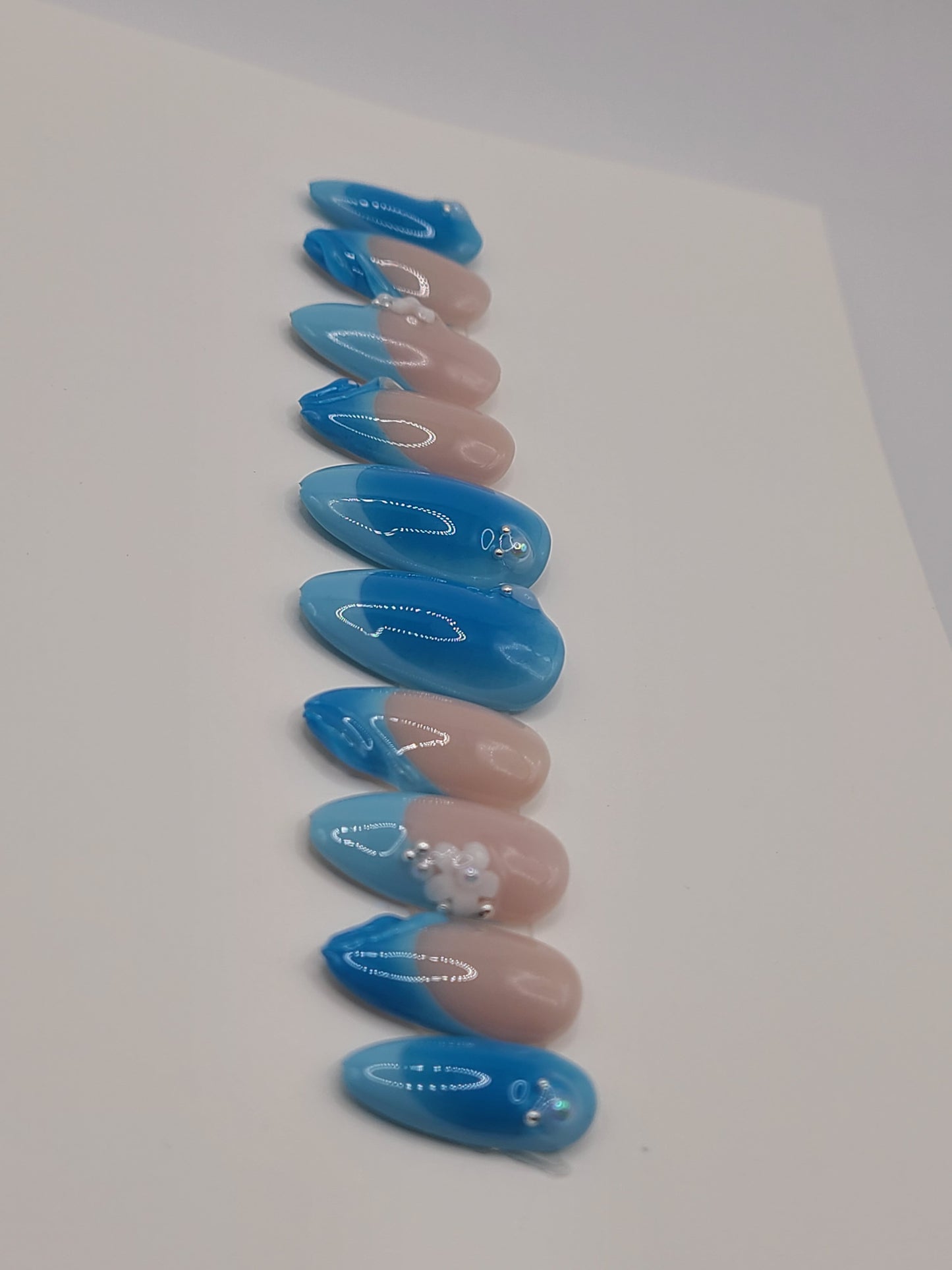 Ocean Aura (10 pieces, Medium Almond Press on Nails)
