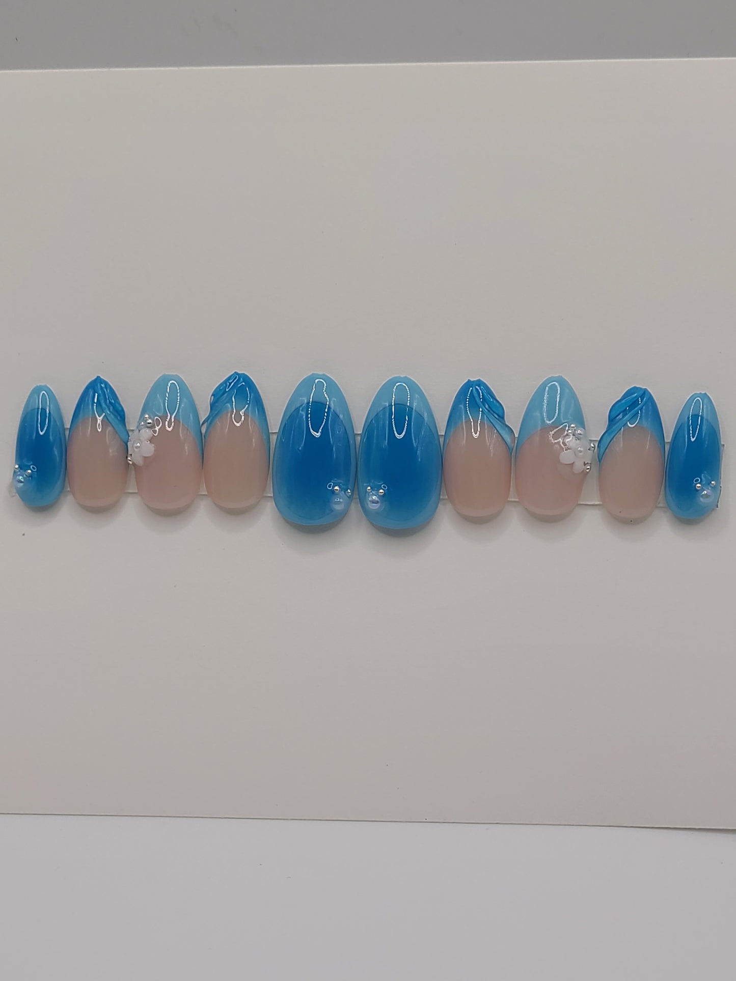Ocean Aura (10 pieces, Medium Almond Press on Nails)