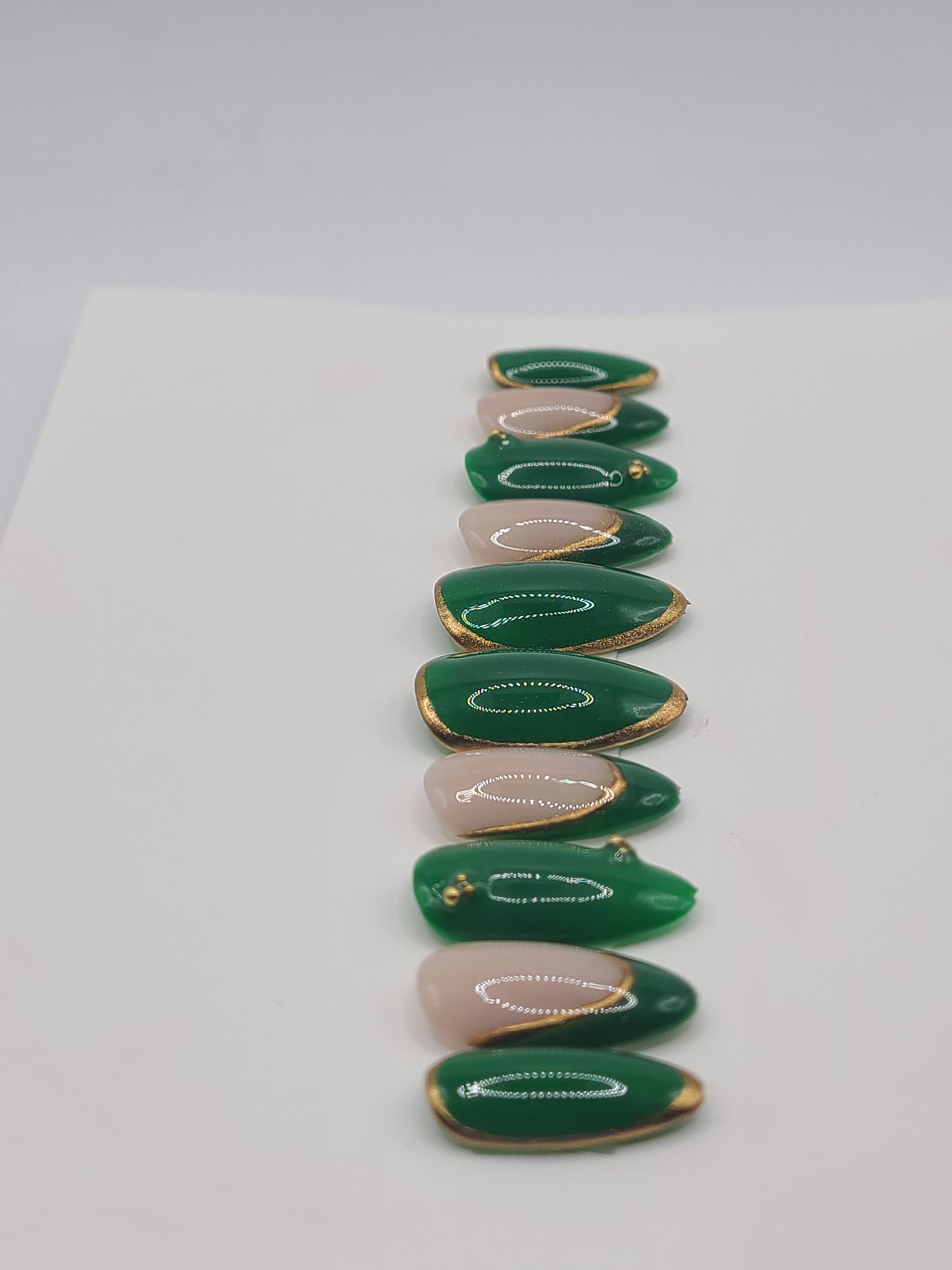 Emerald Luxe ( 10 pieces, Medium Almond Press on Nails)