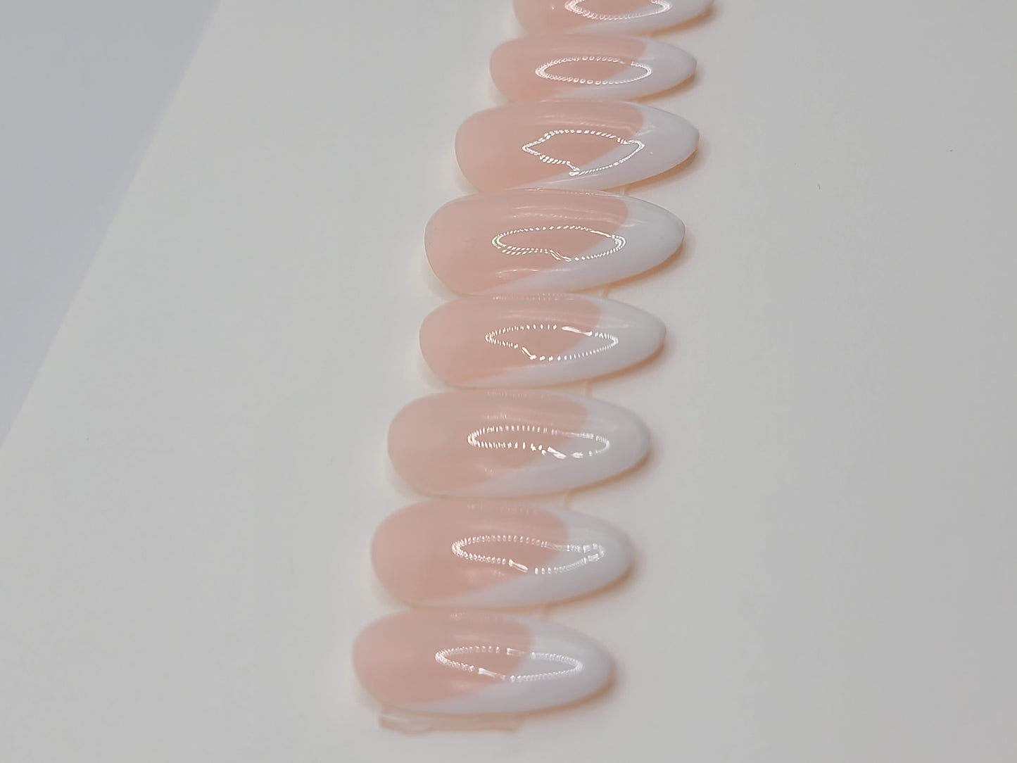 Classic Veil (10 pieces, Medium Almond Press on Nails)