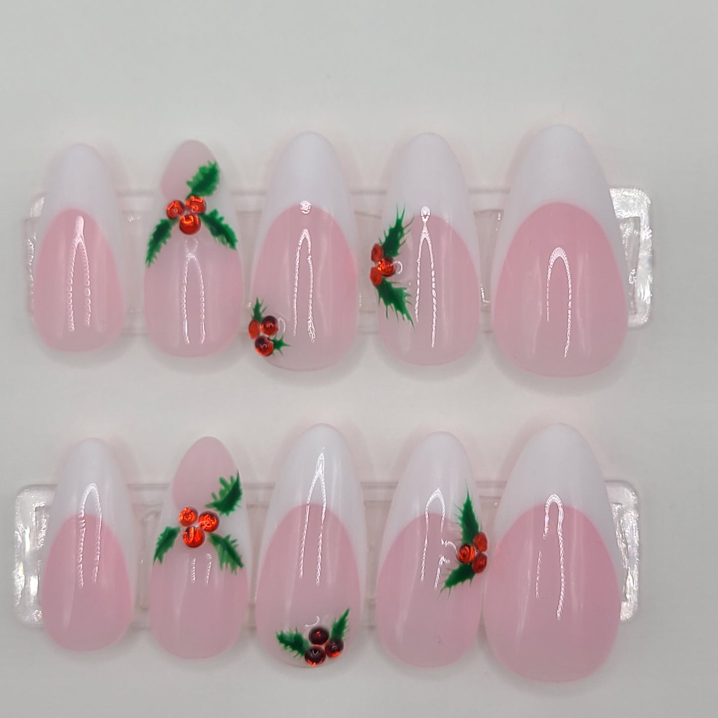 Mistletoe Kiss French – White French Christmas (10 Piece Press-On Nails)