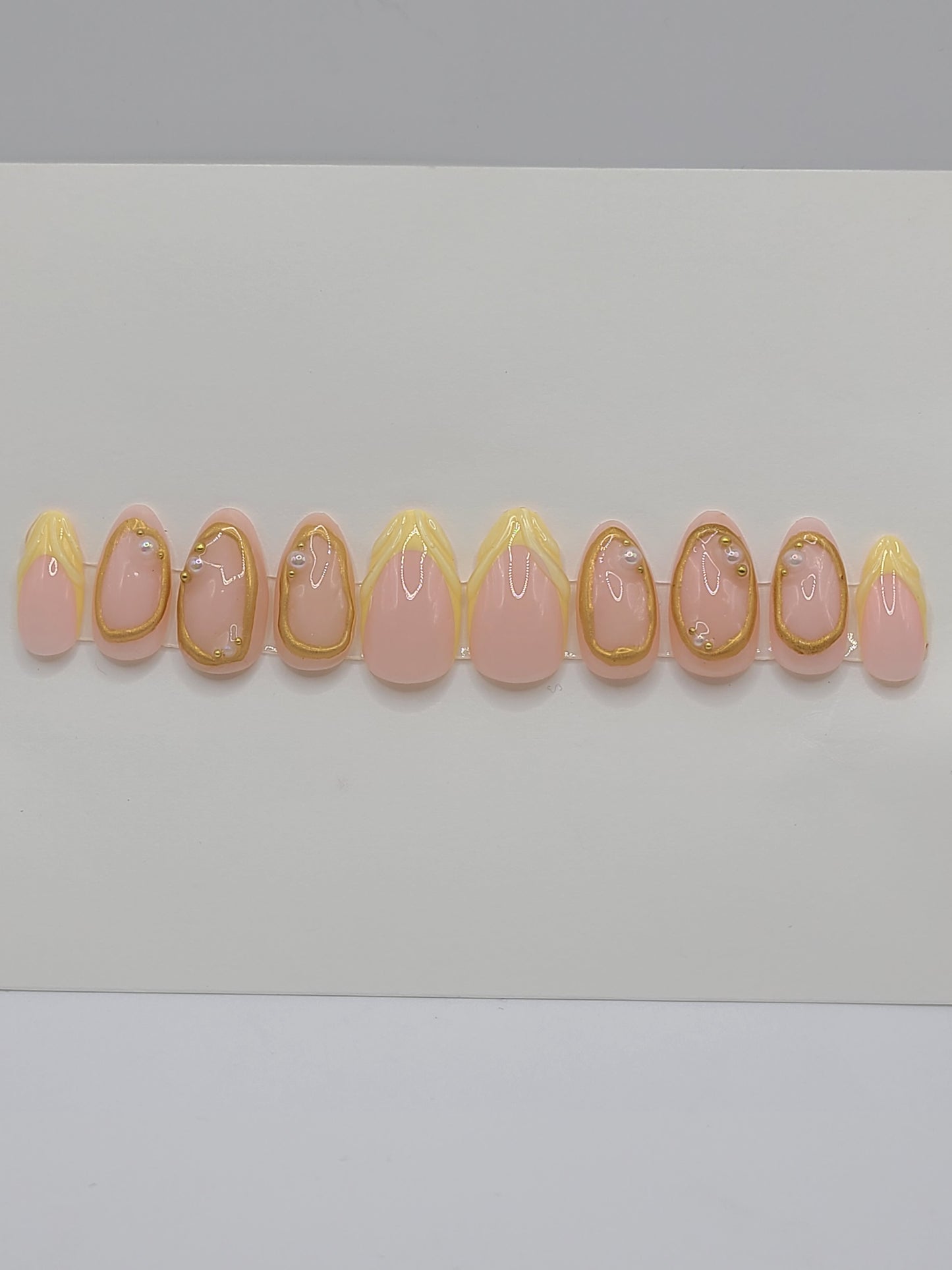 Golden Butter (20 pieces, Medium Almond Press on Nails)