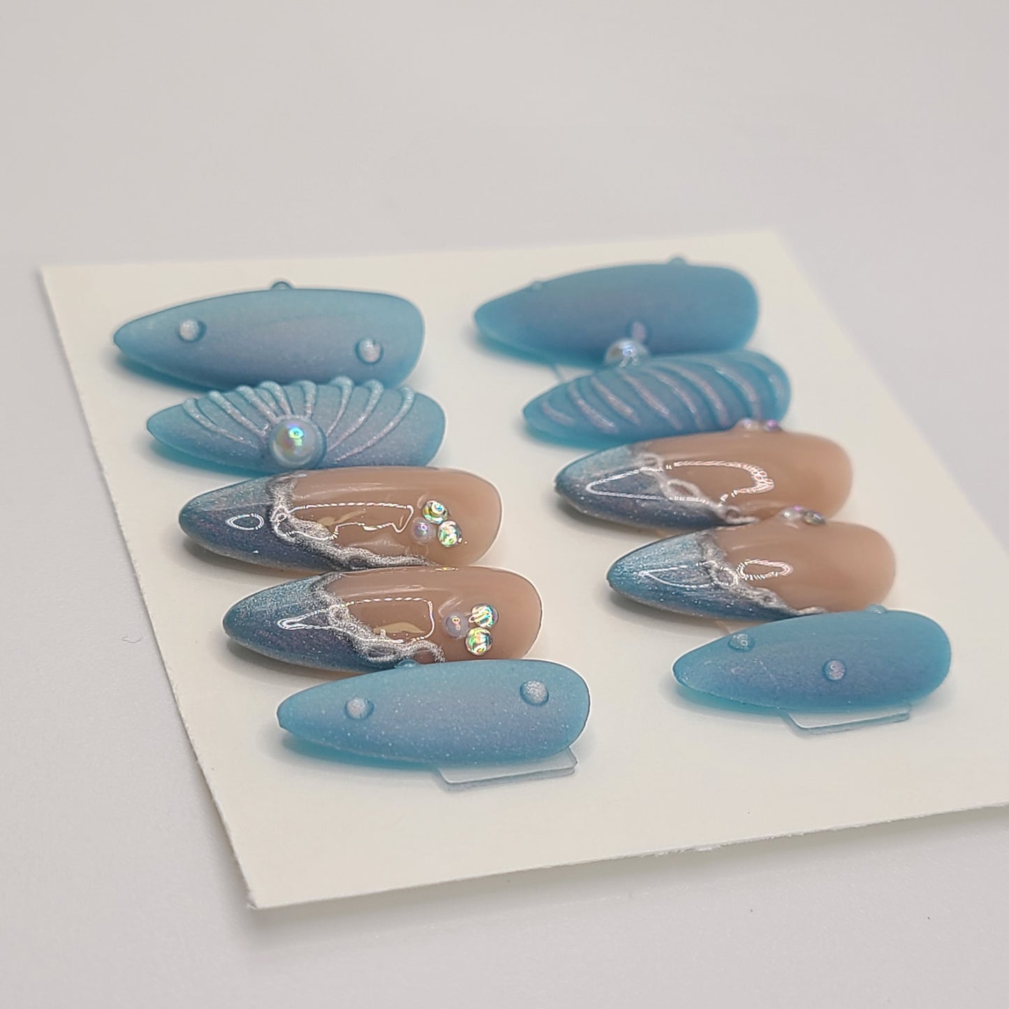 Ocean Luxe Chain Tips (10 pieces, Medium Almond Press-On Nails)