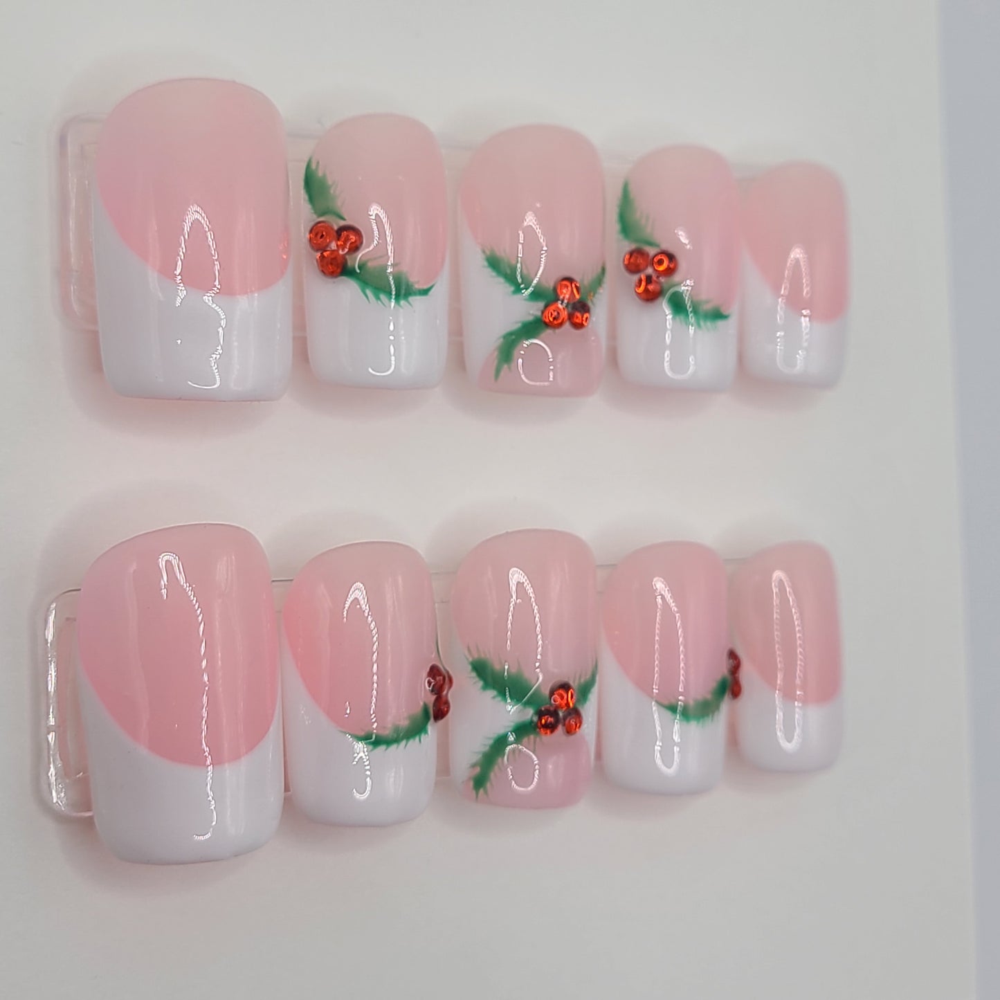 White Mistletoe Chic – Minimal Christmas (10 Piece Press-On Nails)