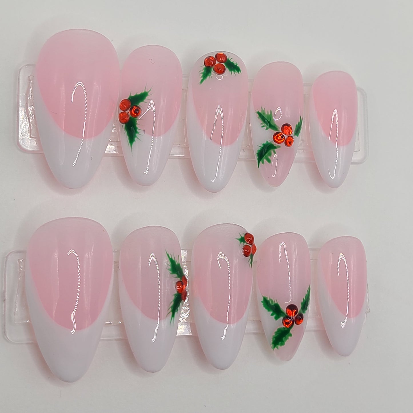 Mistletoe Kiss French – White French Christmas (10 Piece Press-On Nails)