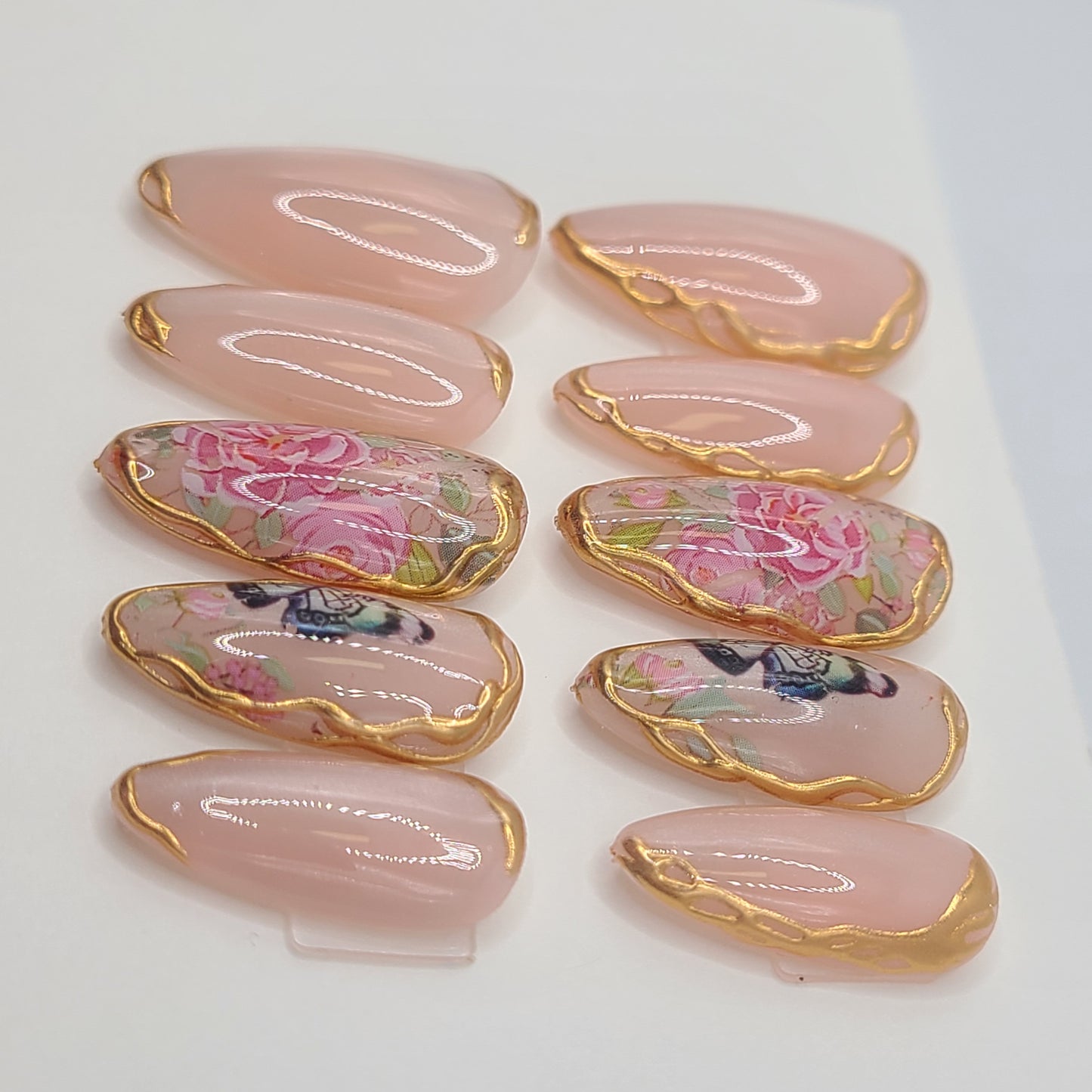Golden Bloom Cat Eye (10 pieces, Medium Almond Press-On Nails)