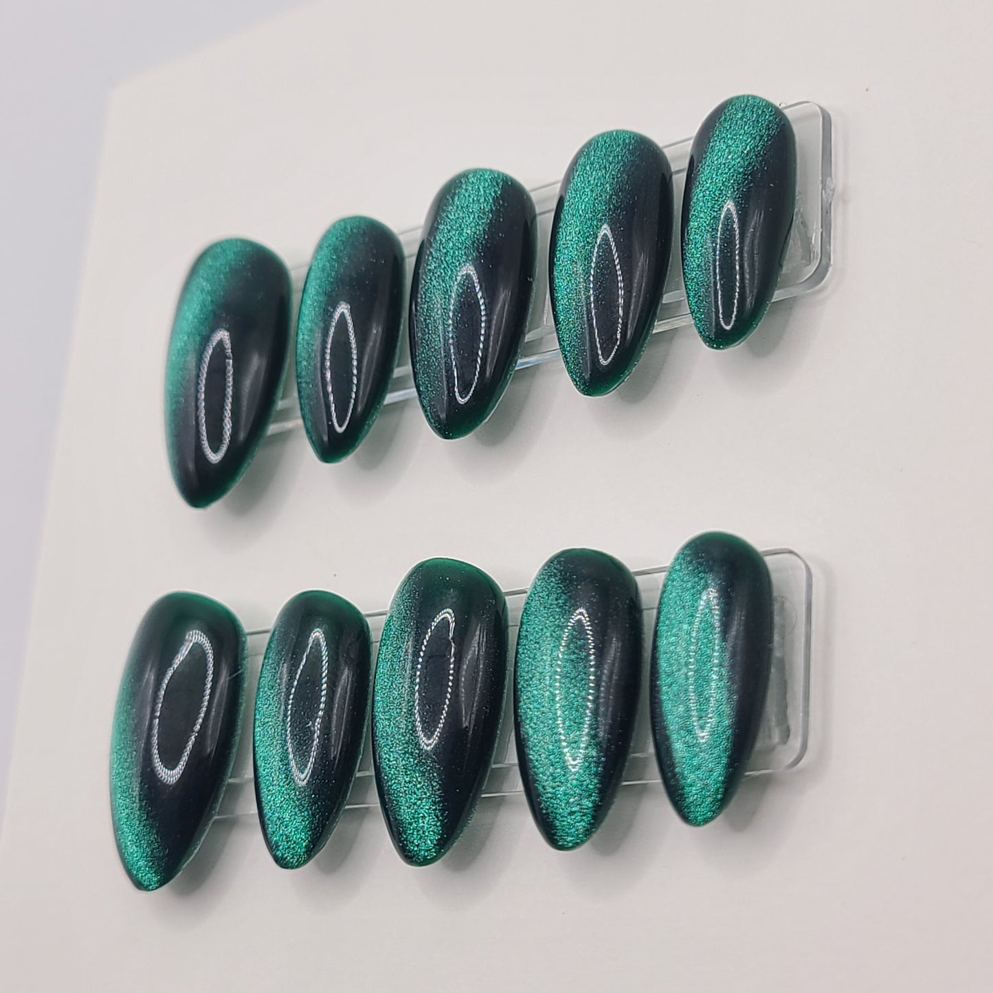 Emerald Glow (10 pieces, Medium Almond Press On Nails)
