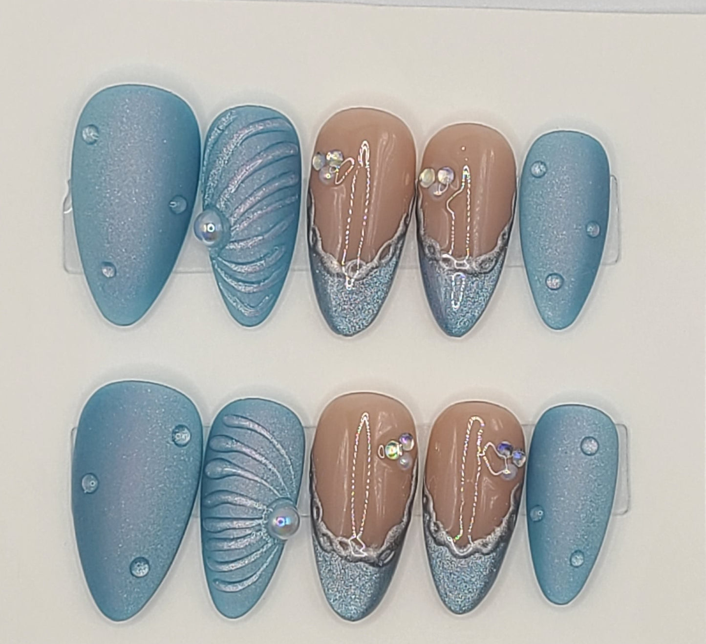 Ocean Luxe Chain Tips (10 pieces, Medium Almond Press-On Nails)
