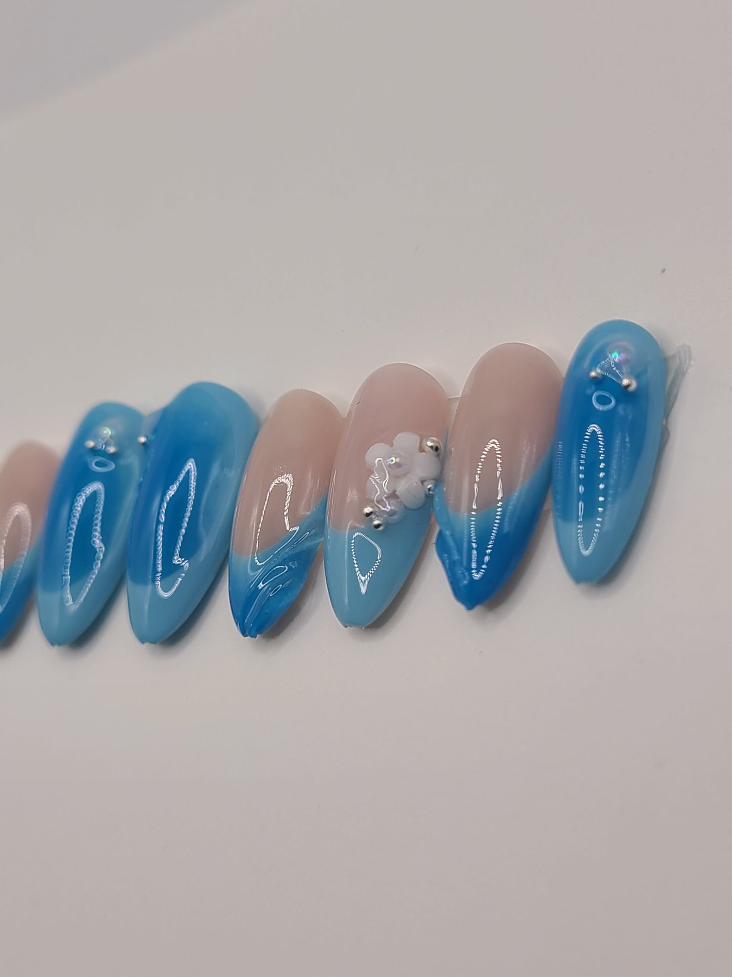 Ocean Aura (10 pieces, Medium Almond Press on Nails)