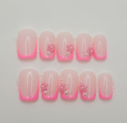 Blush Bloom (14 pieces, Short Square Press on Nails)