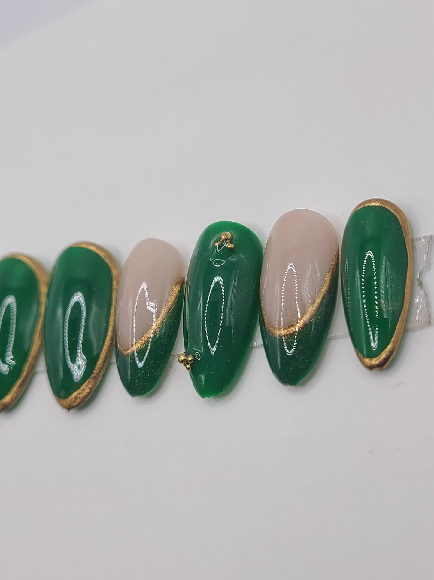 Emerald Luxe ( 10 pieces, Medium Almond Press on Nails)