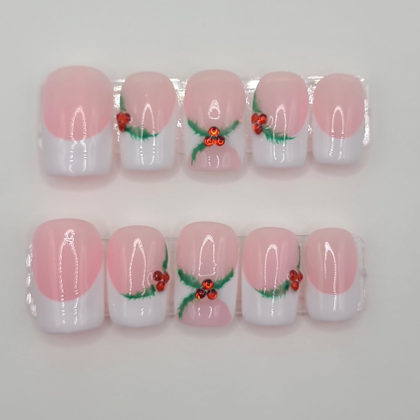 White Mistletoe Chic – Minimal Christmas (10 Piece Press-On Nails)