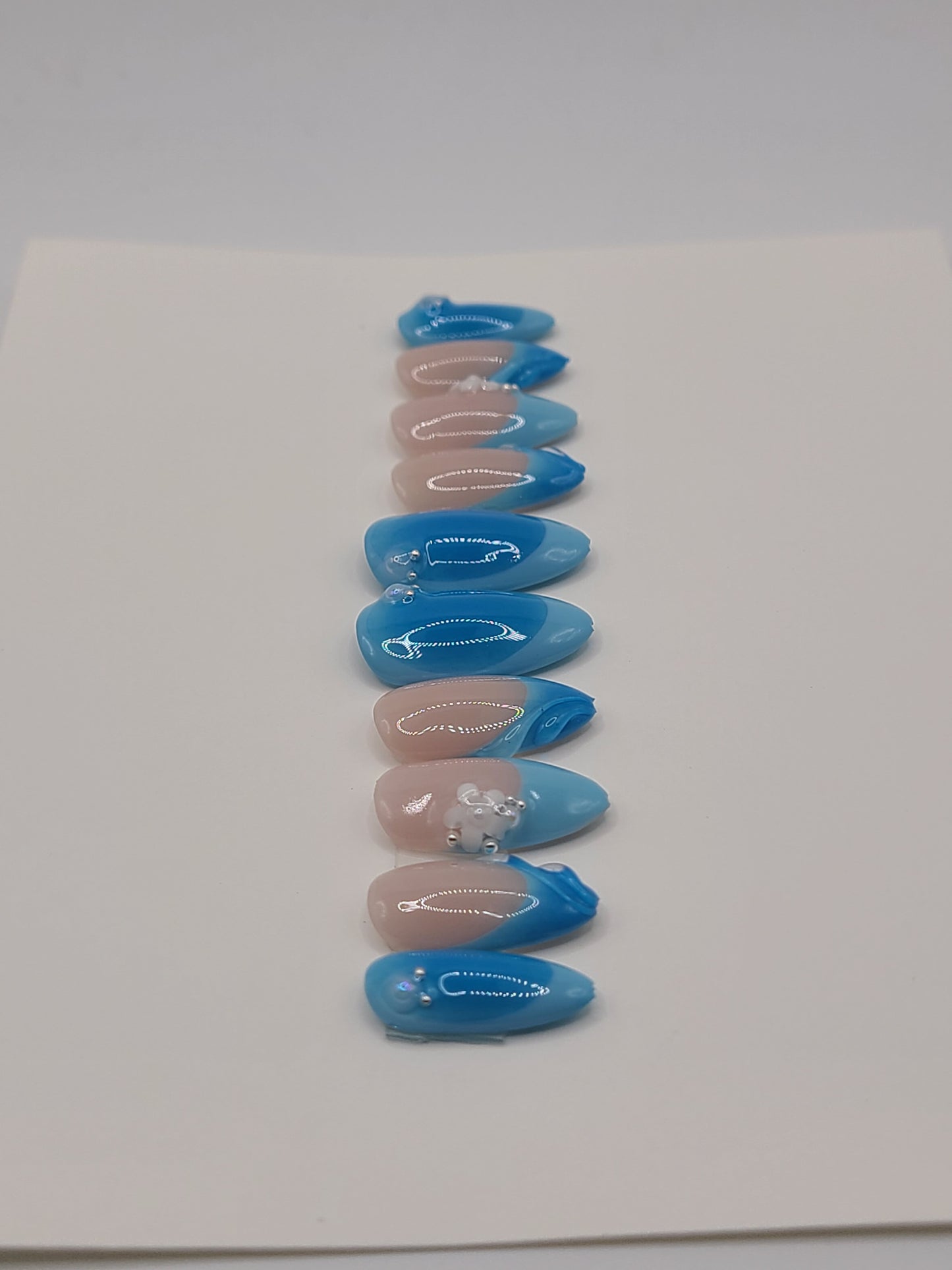 Ocean Aura (10 pieces, Medium Almond Press on Nails)