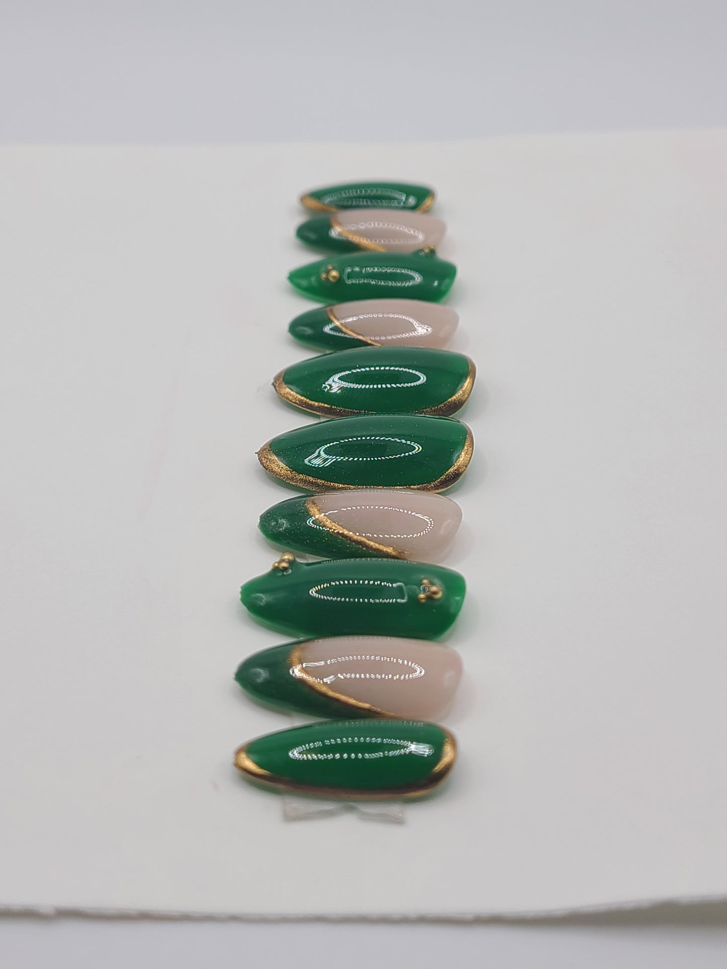 Emerald Luxe ( 10 pieces, Medium Almond Press on Nails)