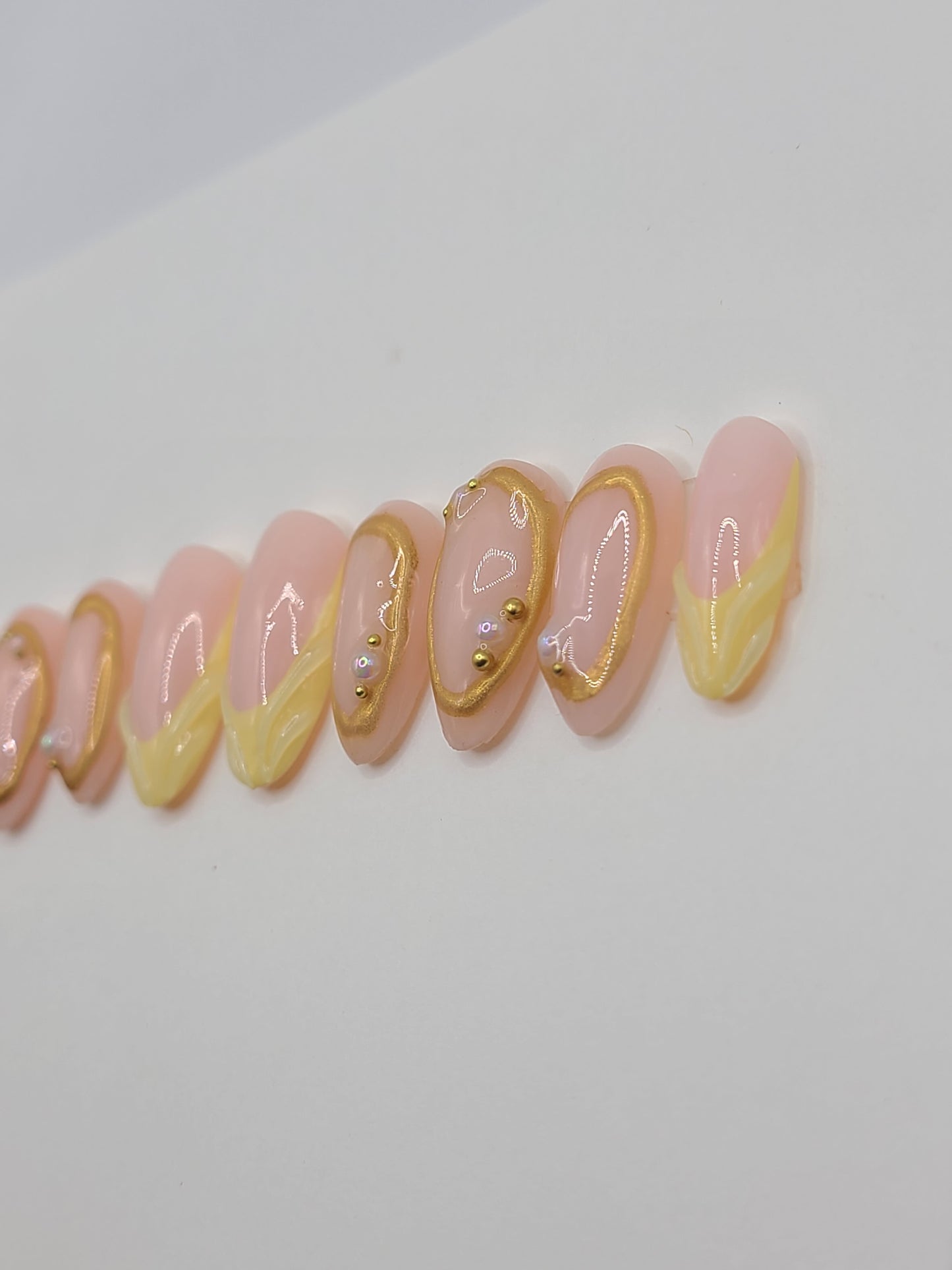 Golden Butter (20 pieces, Medium Almond Press on Nails)