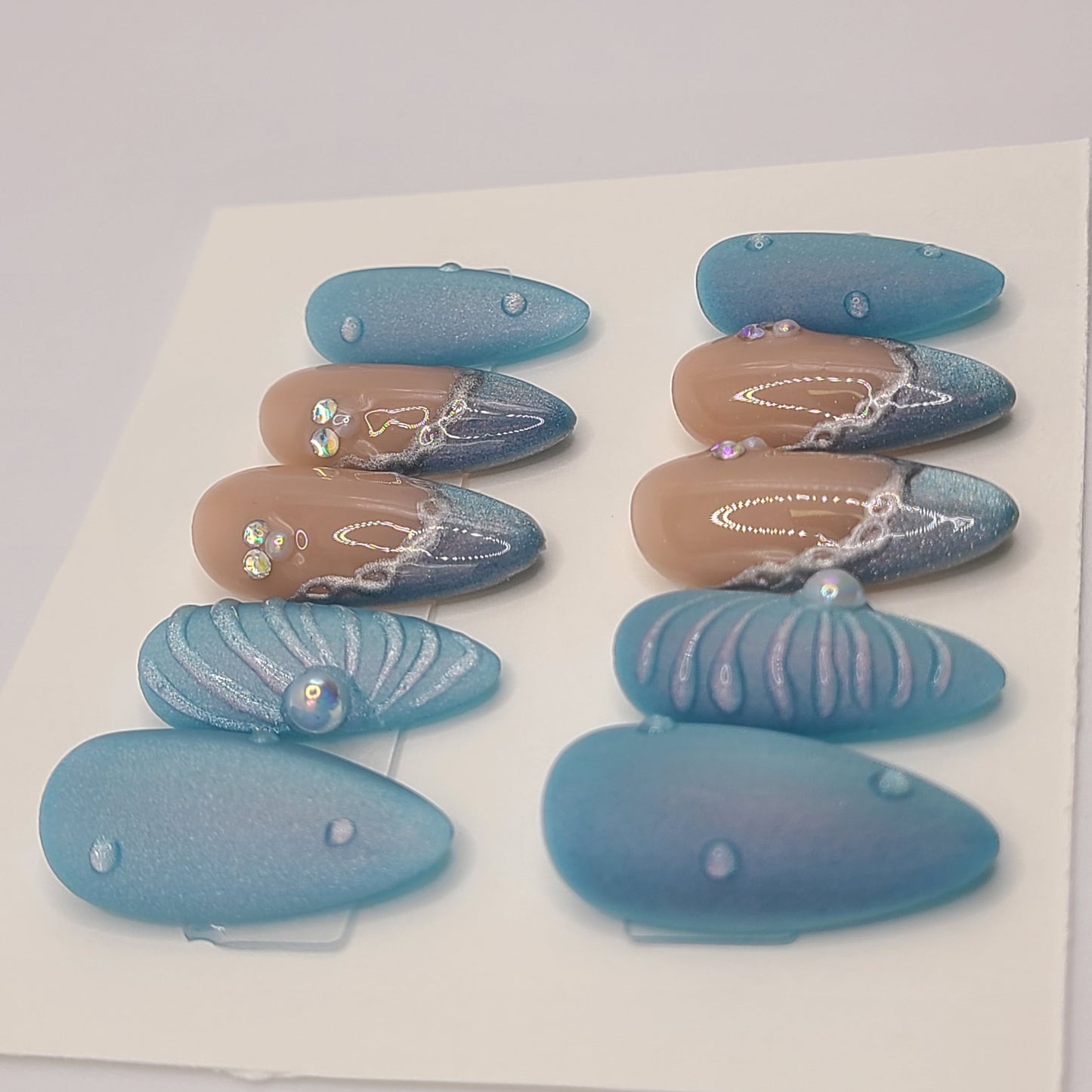 Ocean Luxe Chain Tips (10 pieces, Medium Almond Press-On Nails)
