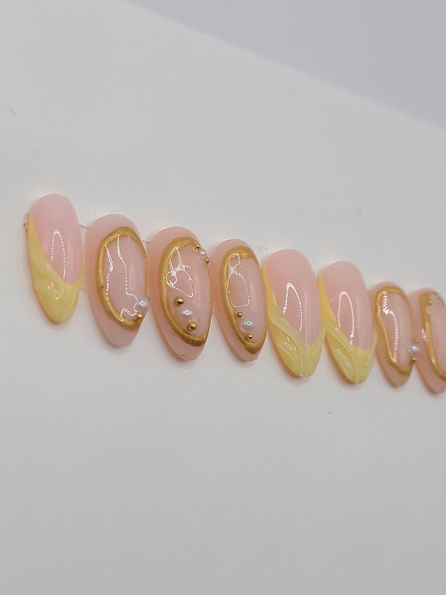 Golden Butter (20 pieces, Medium Almond Press on Nails)