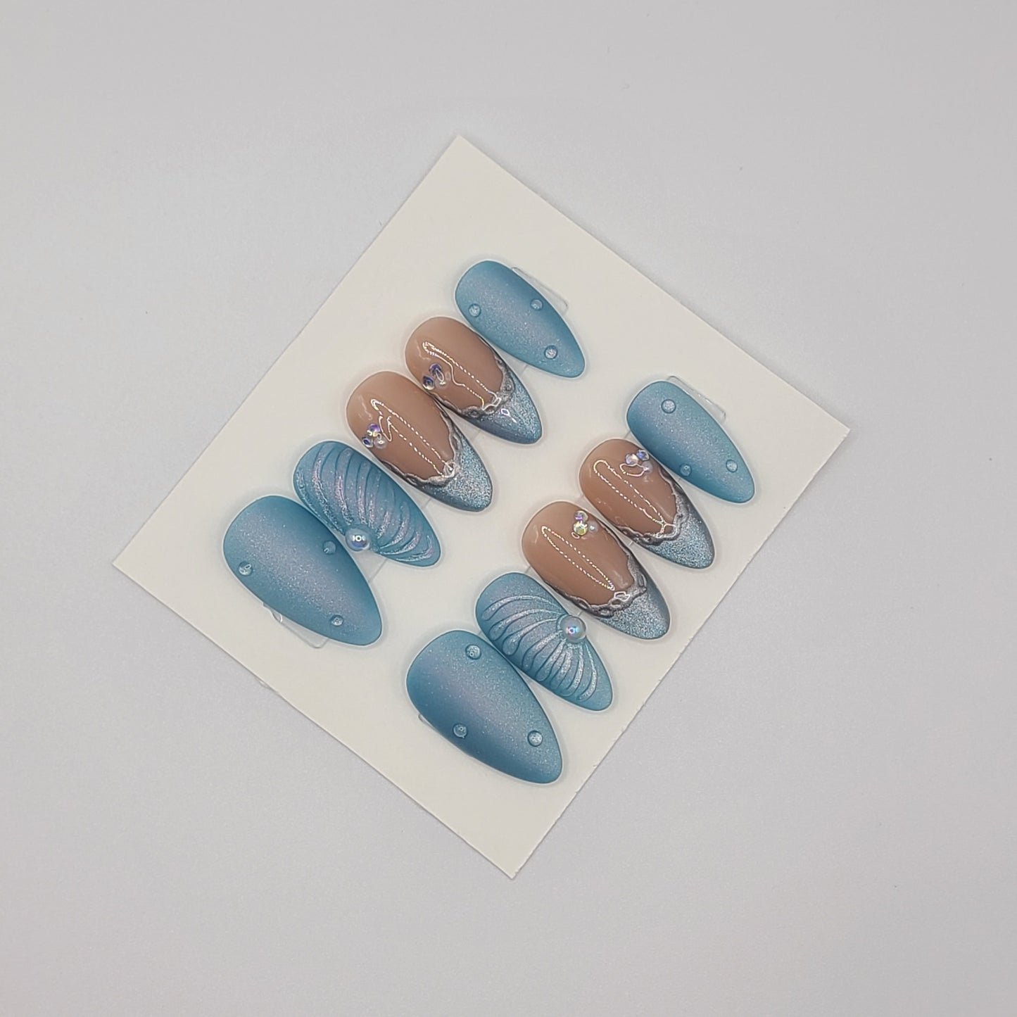 Ocean Luxe Chain Tips (10 pieces, Medium Almond Press-On Nails)