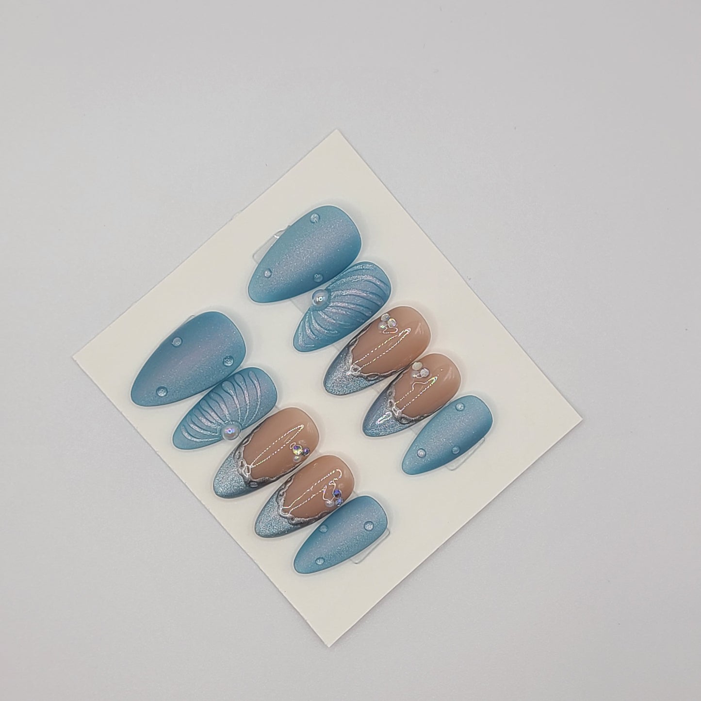 Ocean Luxe Chain Tips (10 pieces, Medium Almond Press-On Nails)